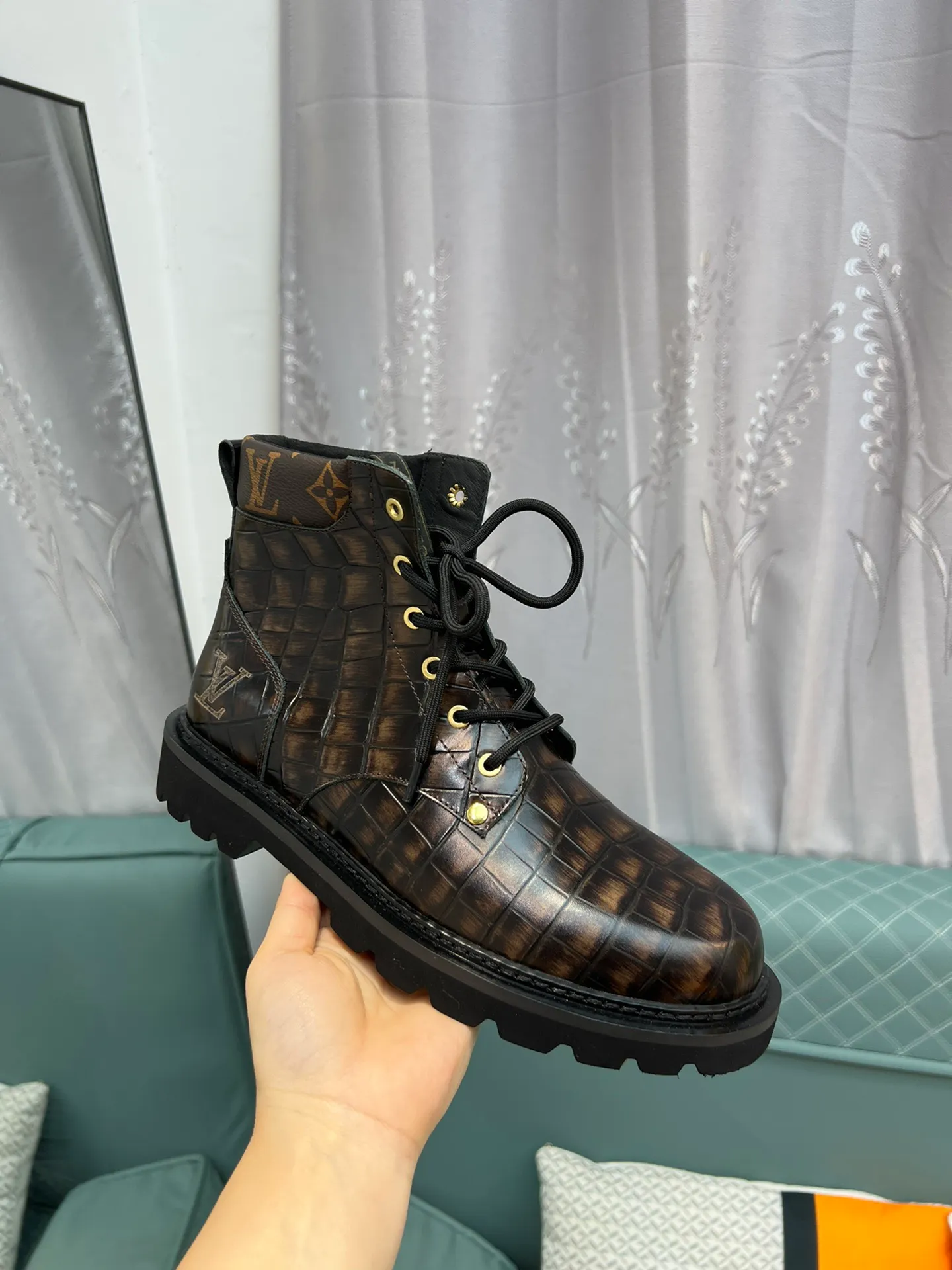 Men's shoes 💰900 L Home - the latest LV men's business casual boots, luxury and nobility are a must, all made of imported original first-layer cowhide, just to create a more comfortable wearing experience, ➕top imported water-dyed full cow lining, original high wear-resistant outsole! 👏👏 Size: Male 39-44; (38 45 46 customized)